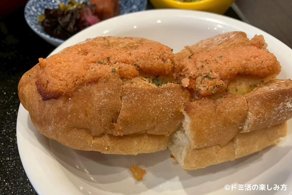 ドーミーインPREMIUM博多・キャナルシティ前の朝食バイキングで食べた明太フランスパンの写真