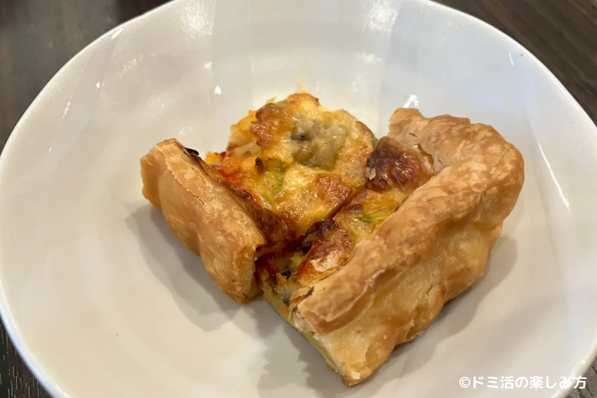 ドーミーインPREMIUM博多・キャナルシティ前の朝食バイキングで食べた季節のキッシュの写真
