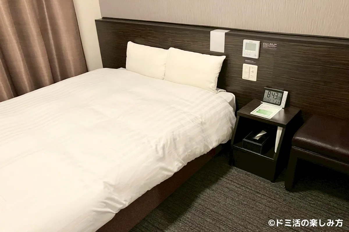 ドーミーイン東室蘭で宿泊したお部屋内のベッドと椅子の写真