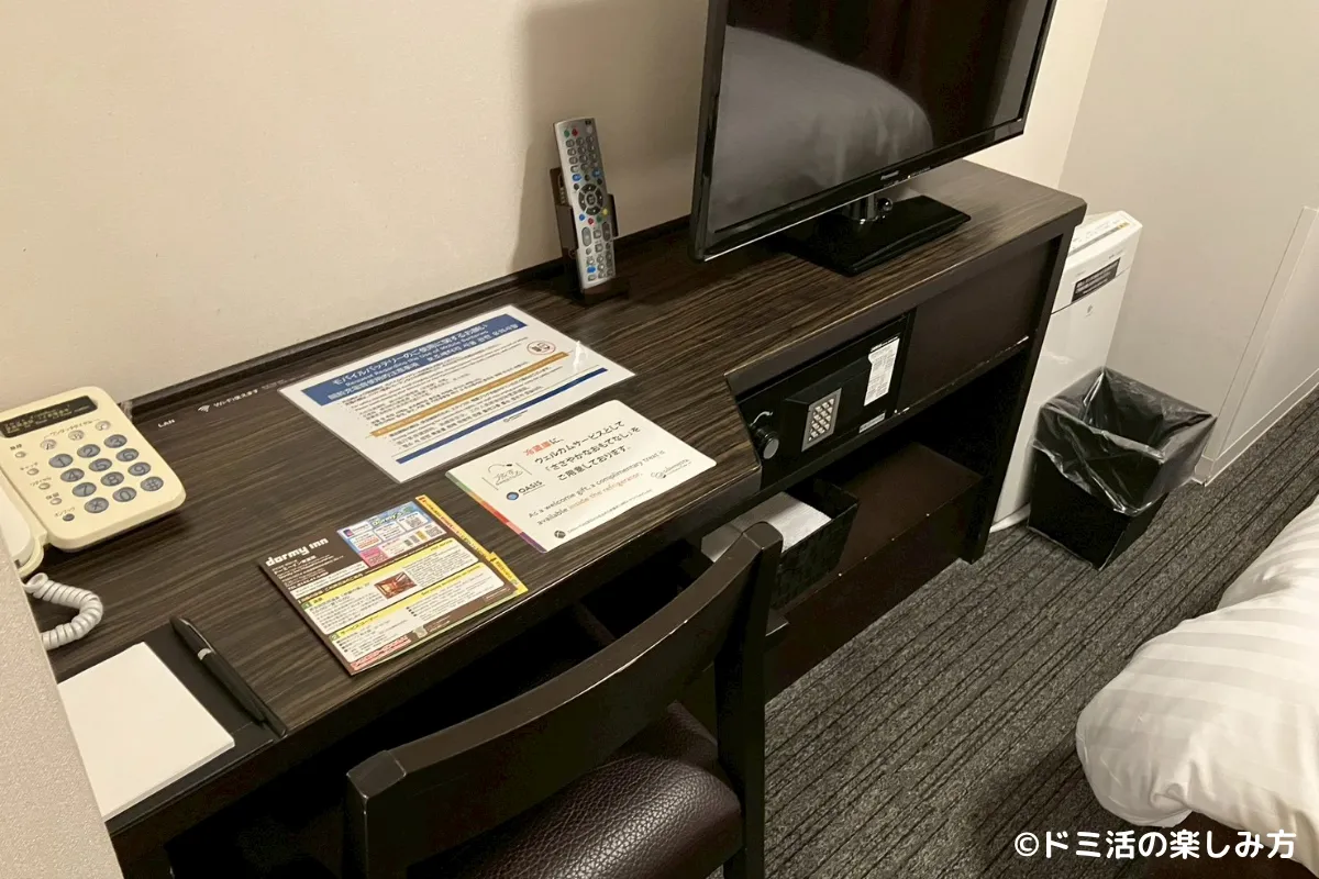 ドーミーイン東室蘭で宿泊したお部屋内のデスクとテレビの写真