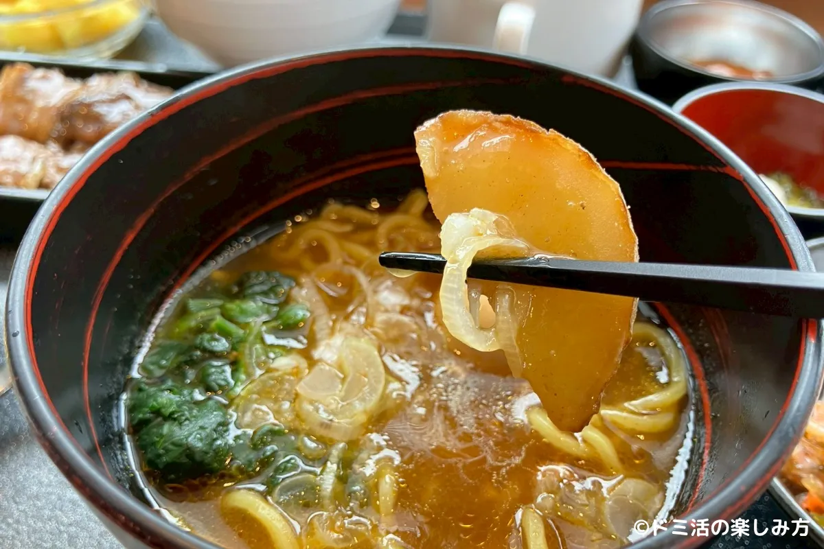 室蘭カレーラーメンのジャガイモをお箸で持っている写真