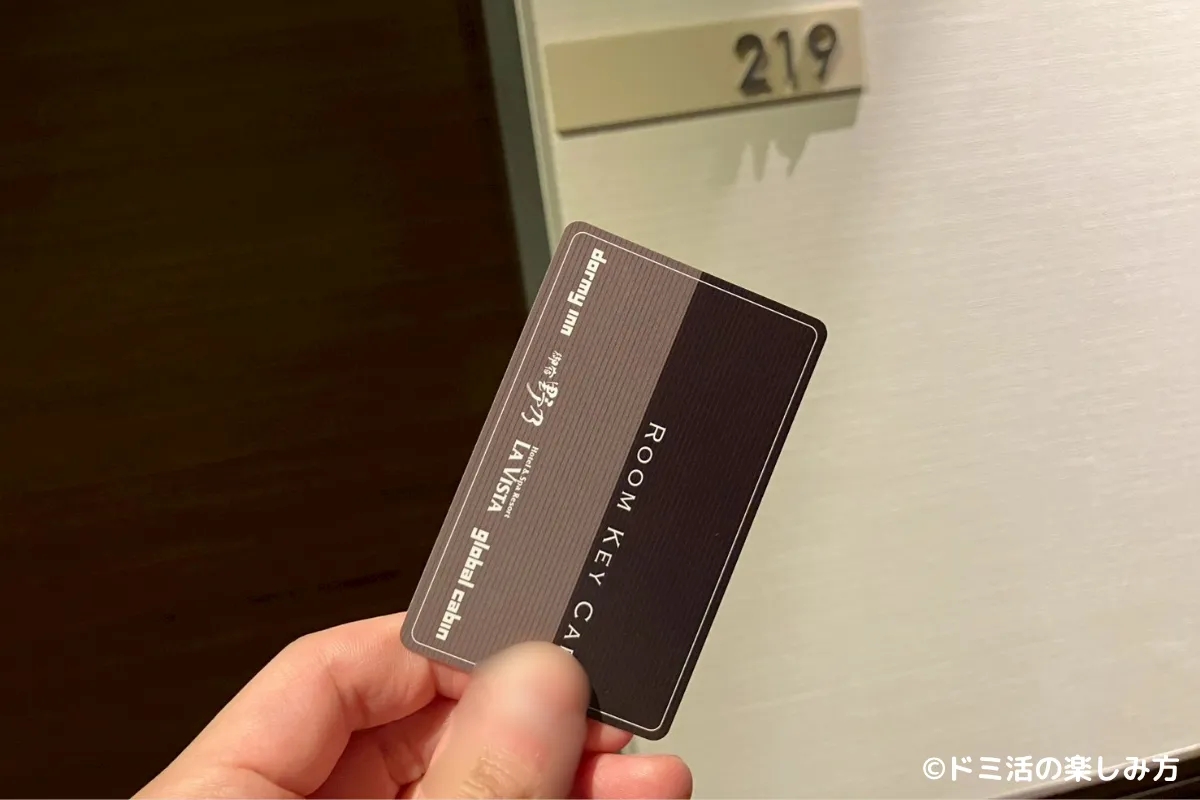 ドーミーインPREMIUM渋谷神宮前で宿泊したお部屋の前でカードキーを出している写真