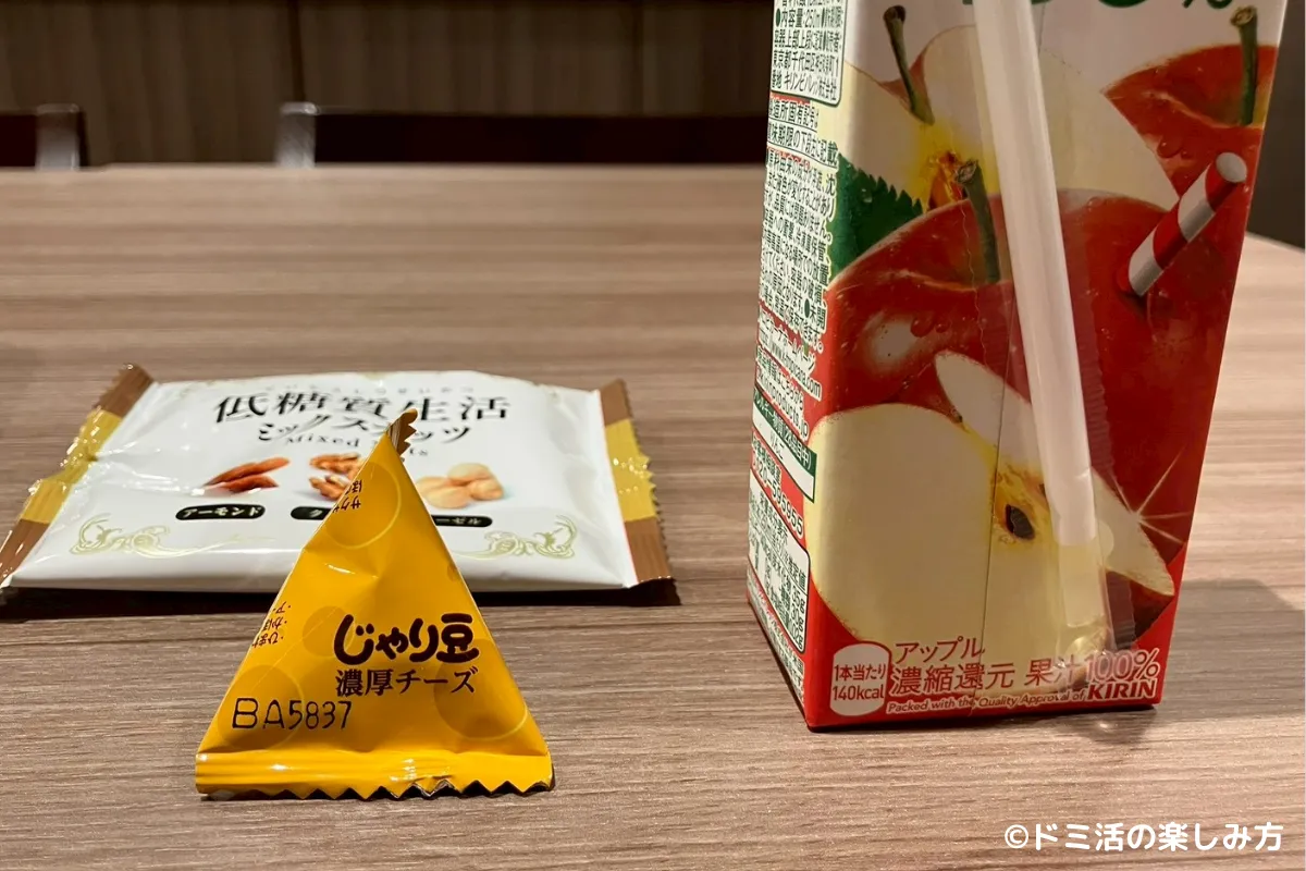 ドーミーインPREMIUM渋谷神宮前のラウンジで飲んだジュースと食べたお菓子の写真