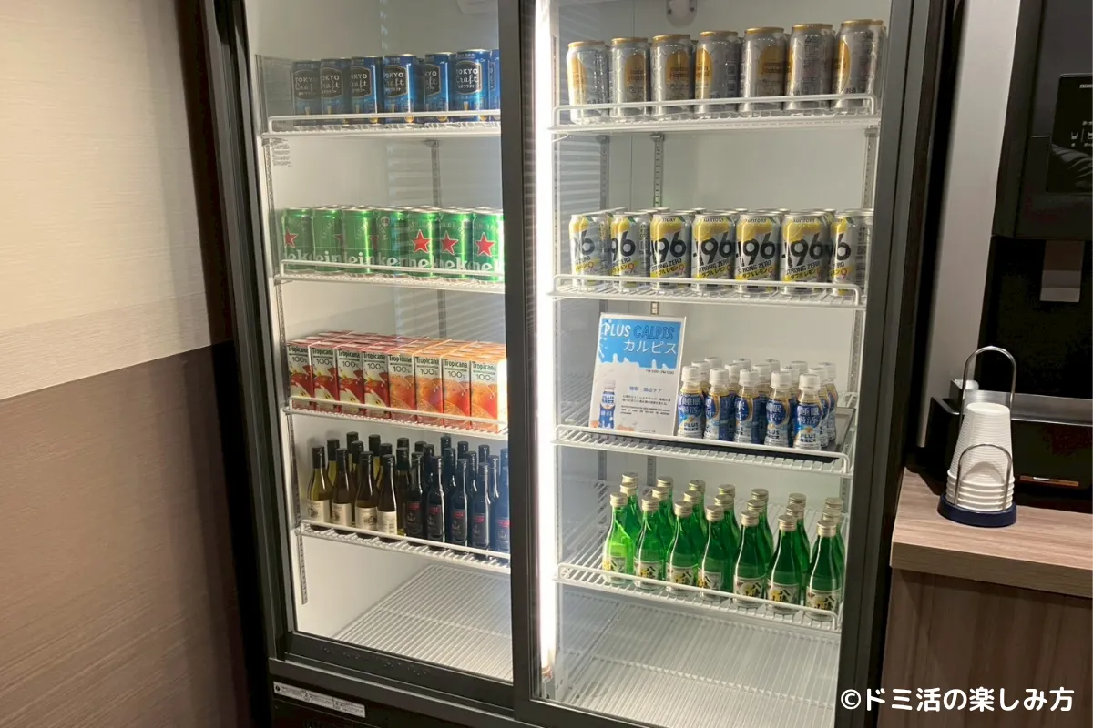 ドーミーインPREMIUM渋谷神宮前のラウンジ内のお酒やジュースの写真