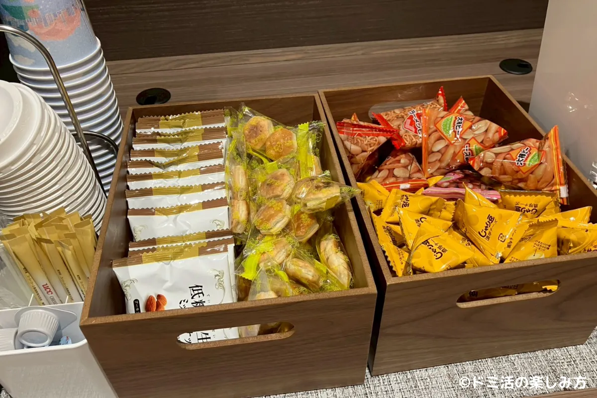 ドーミーインPREMIUM渋谷神宮前のラウンジで食べられるお菓子の写真