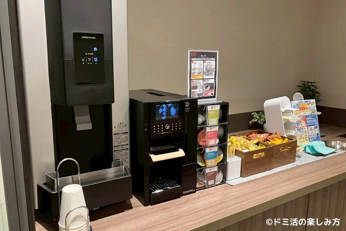 ドーミーインPREMIUM渋谷神宮前のラウンジ内のコーヒーサーバーの写真