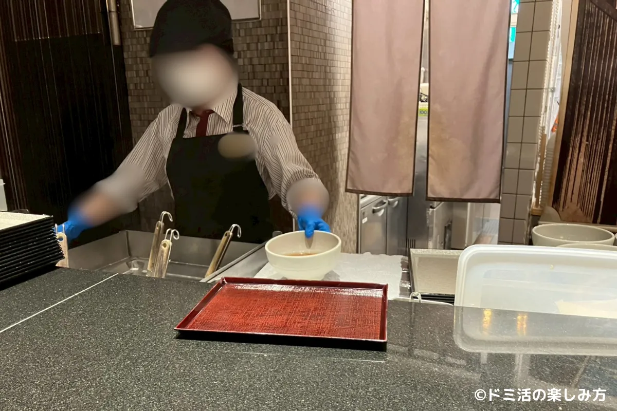 ドーミーインPREMIUM渋谷神宮前の夜鳴きそばを注文するカウンターの写真