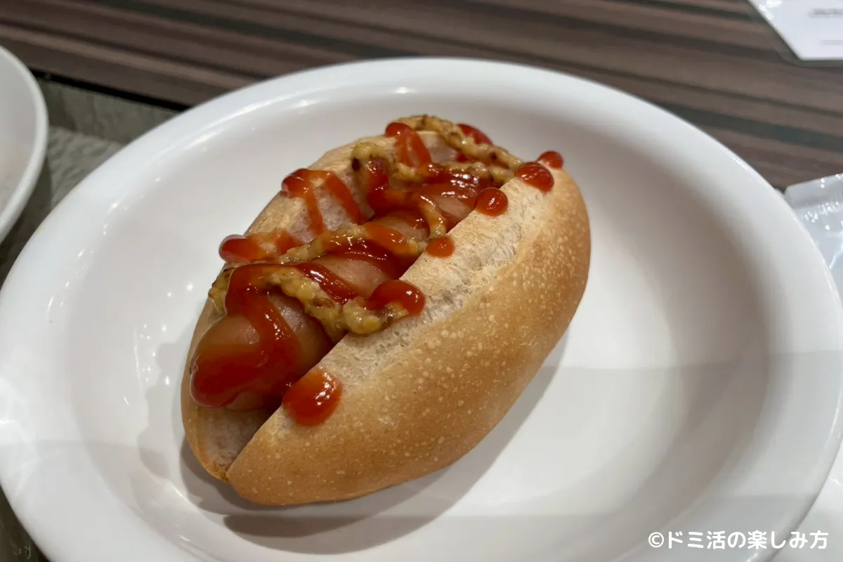ドーミーインPREMIUM渋谷神宮前の朝食バイキングのホットドッグの写真