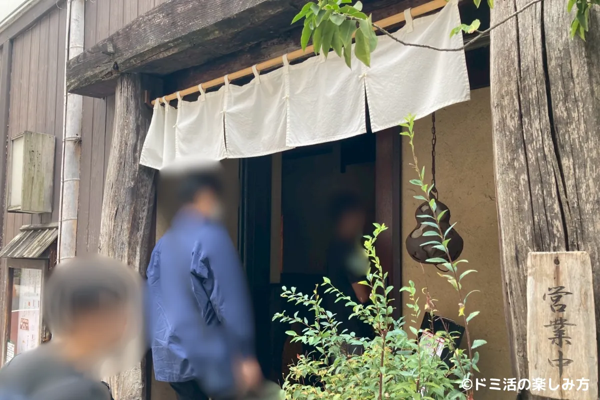 「季の庭 神田店」の店内に入る前の行列
