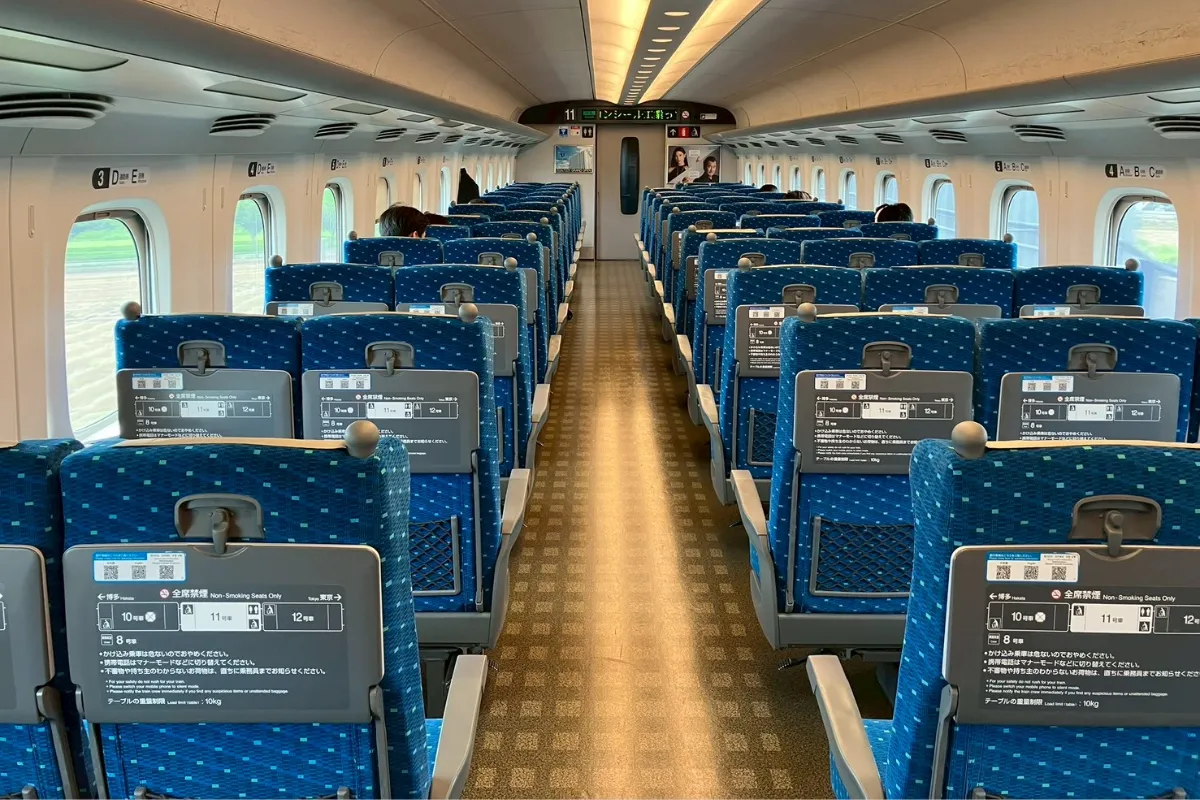 ぷらっとこだまで乗った新幹線こだま号の車両後方から見た車内の写真