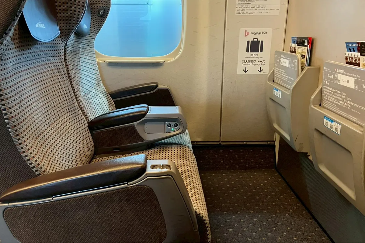 ぷらっとこだまで乗る新幹線こだま号のグリーン車最前列の写真