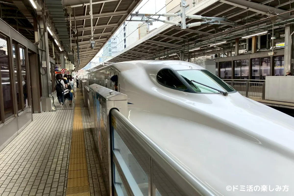名古屋駅のホームに入線してくるN700系のこだま号の写真