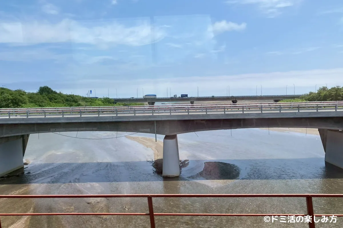 特急すずらんのA席から見た川の写真