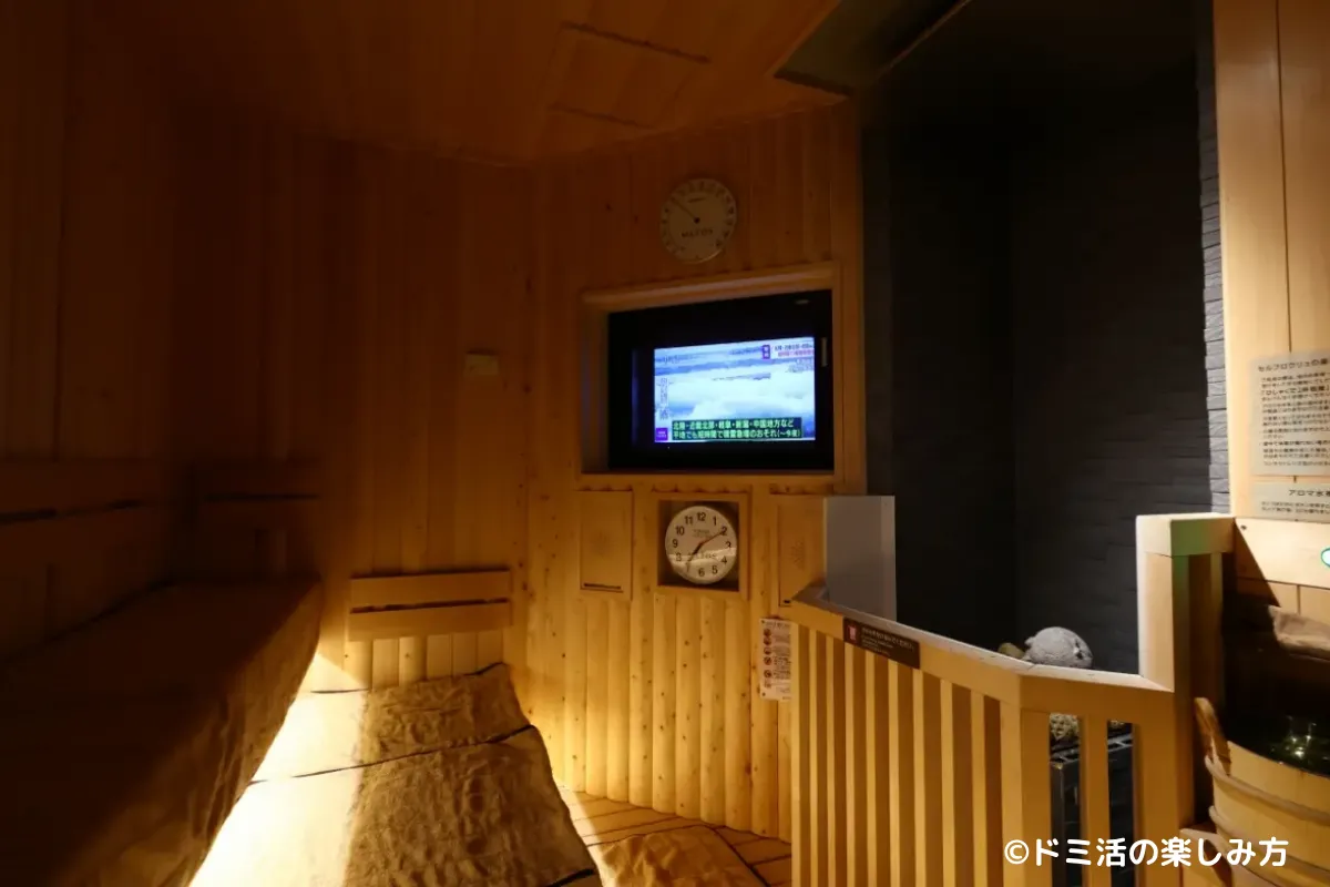ドーミーインEXPRESS富士山御殿場の大浴場にあるサウナ室の写真