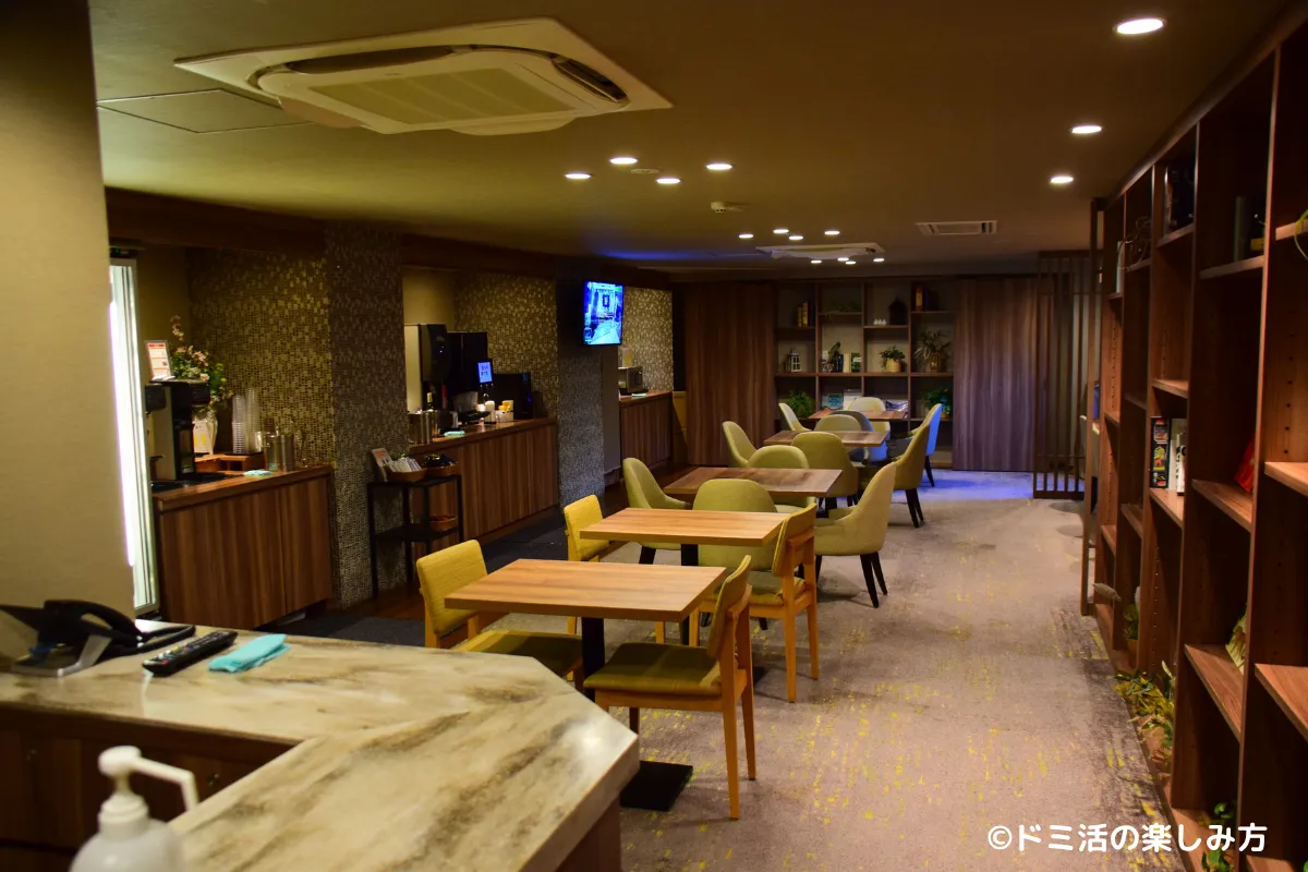 ドーミーインEXPRESS富士山御殿場内のラウンジの全体の写真